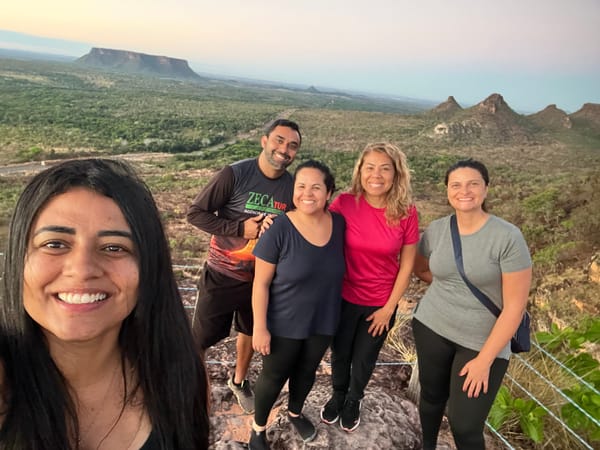 Selfie de um grupo de amigas no mirante do Portal, com as mesas no horizonte