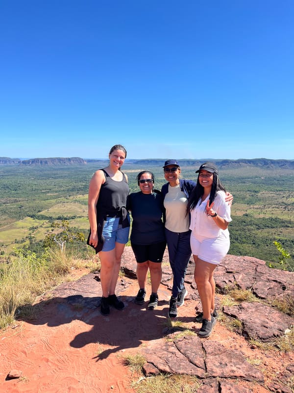 Quatro amigas abraçadas no alto do Morro do Chapéu, com a planície a perder de vista