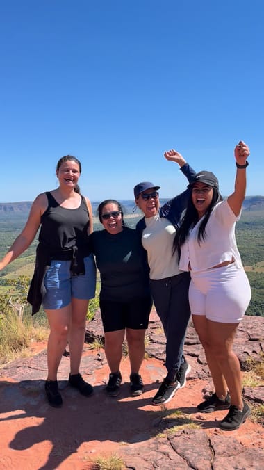 Quatro amigas comemorando no alto do Morro do Chapéu