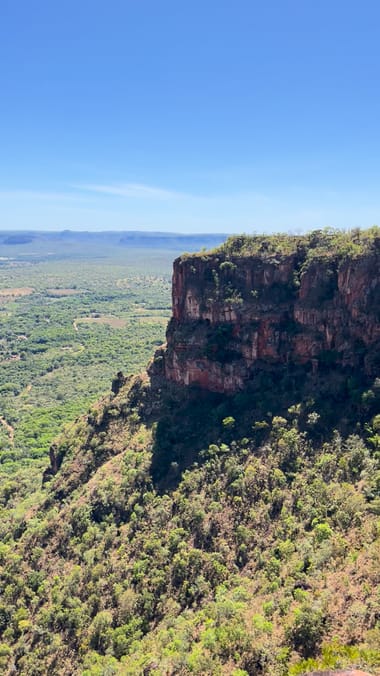 A planície e o paredão do Morro do Chapéu vistos do alto